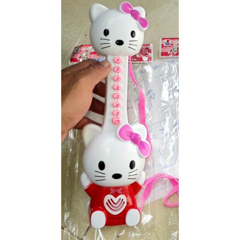 Một chiếc đàn ghita Hello_Kitty bằng nhựa có bài hát Tiếng Việt tặng kèm pin