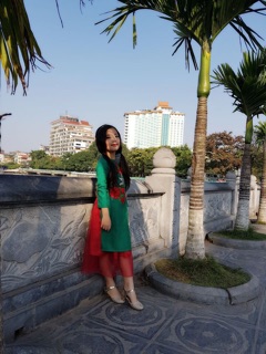 Áo dài xanh kèm váy lụa voan kính đỏ