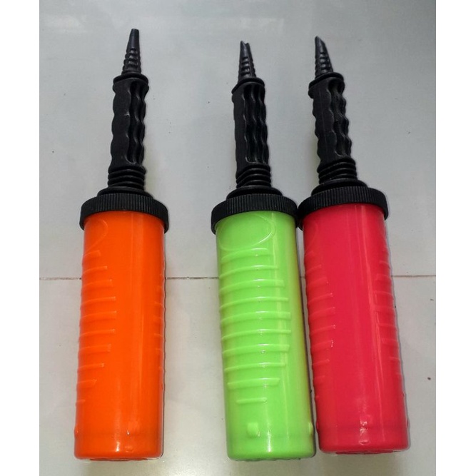 Một cái ống bơm bong bóng cầm tay bằng nhựa dài 30cm