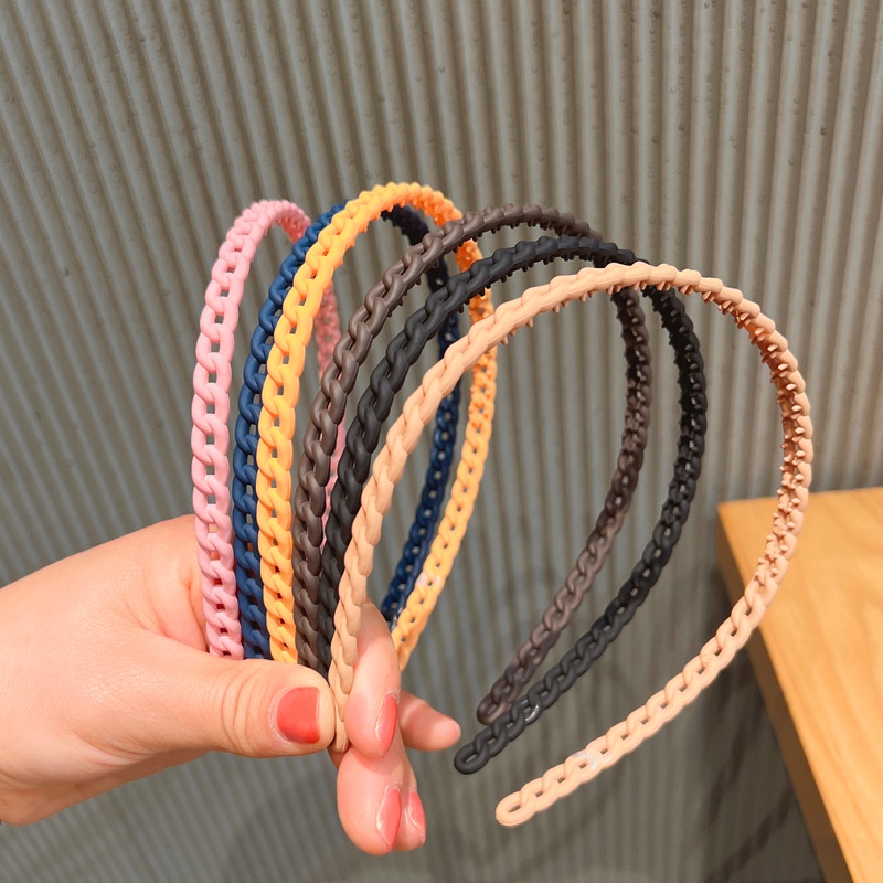 Bờm tóc xoắn, băng đô cài tóc, bờm xếp mắt xích phong cách thời trang cho nữ