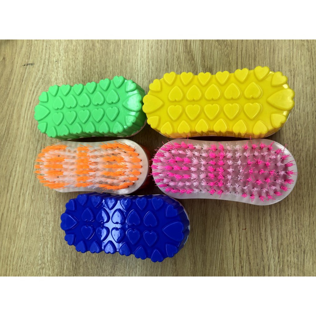 bàn chải chà chân caro bằng nhựa nhiều màu ( 1 cái shop bán giao màu ngẫu nhiên ) tnb33