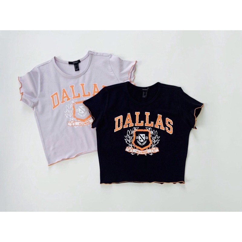 Áo croptop ôm xoăn lai phối chỉ cam in DALLAS, 2 màu
