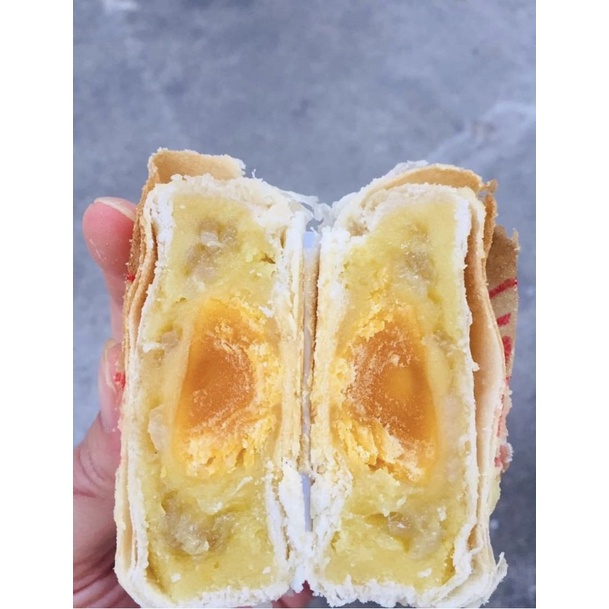 Bánh pía nhân đậu xanh sầu riêng trứng muối Thành Hương 320gr/cây