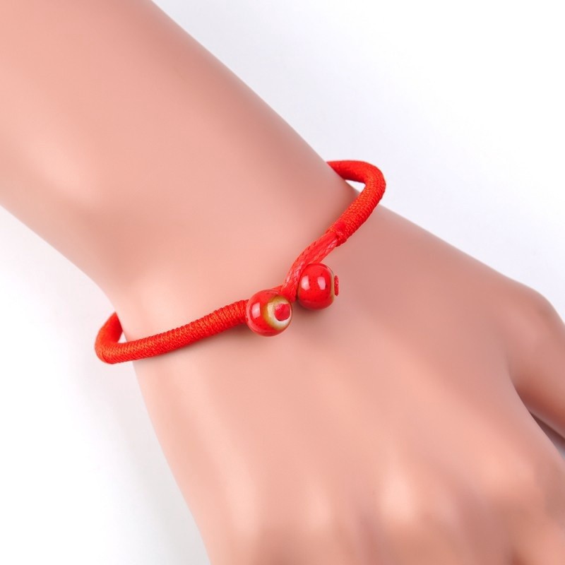 Vòng tay màu đỏ mang biểu tượng tình bạn may mắn