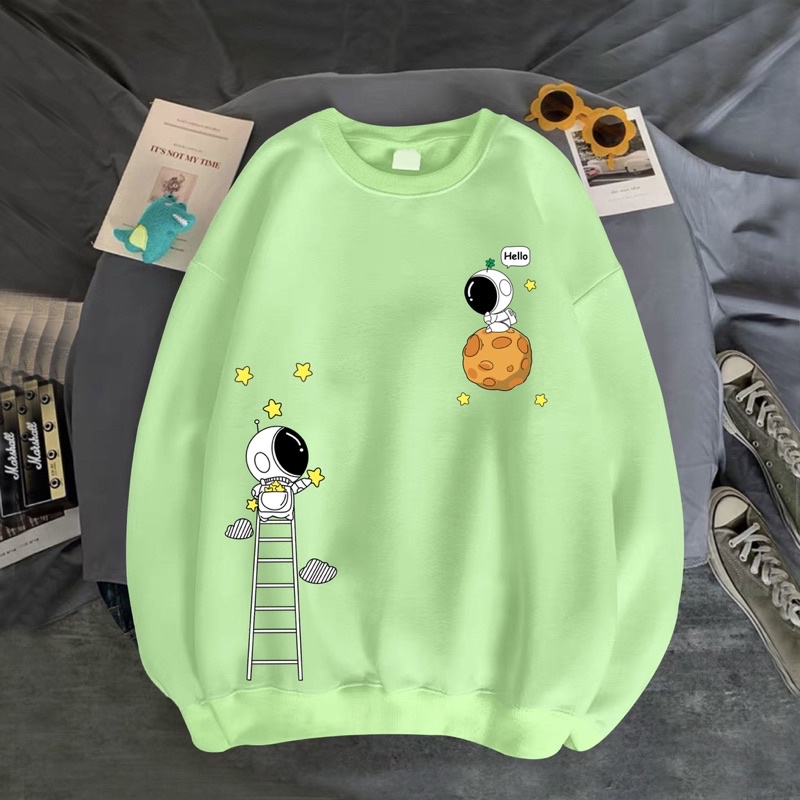 Áo sweater in phi hành gia leo thang siêu xinh
