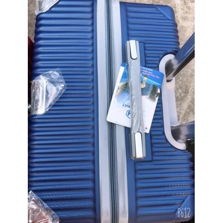 Vali nhựa 841 size 20-24  chính hãng Hùng Phát , chống xước, chống va đập, góc và tay đẩy bằng inox không rỉ