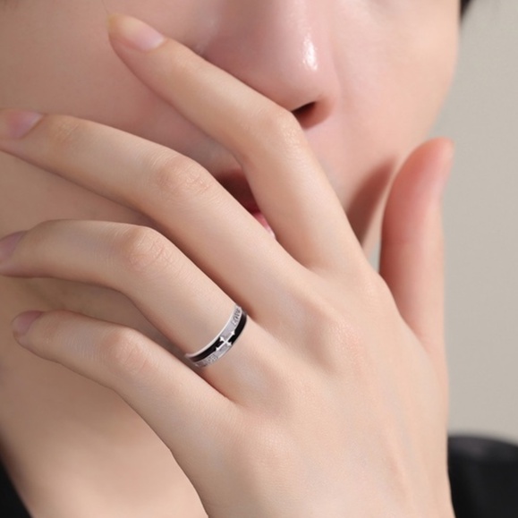 Nhẫn nam nữ tròn Unisex màu bạc Thời trang SAZ chất liệu Titan đẹp đơn giản - Nhẫn Love CR Ring