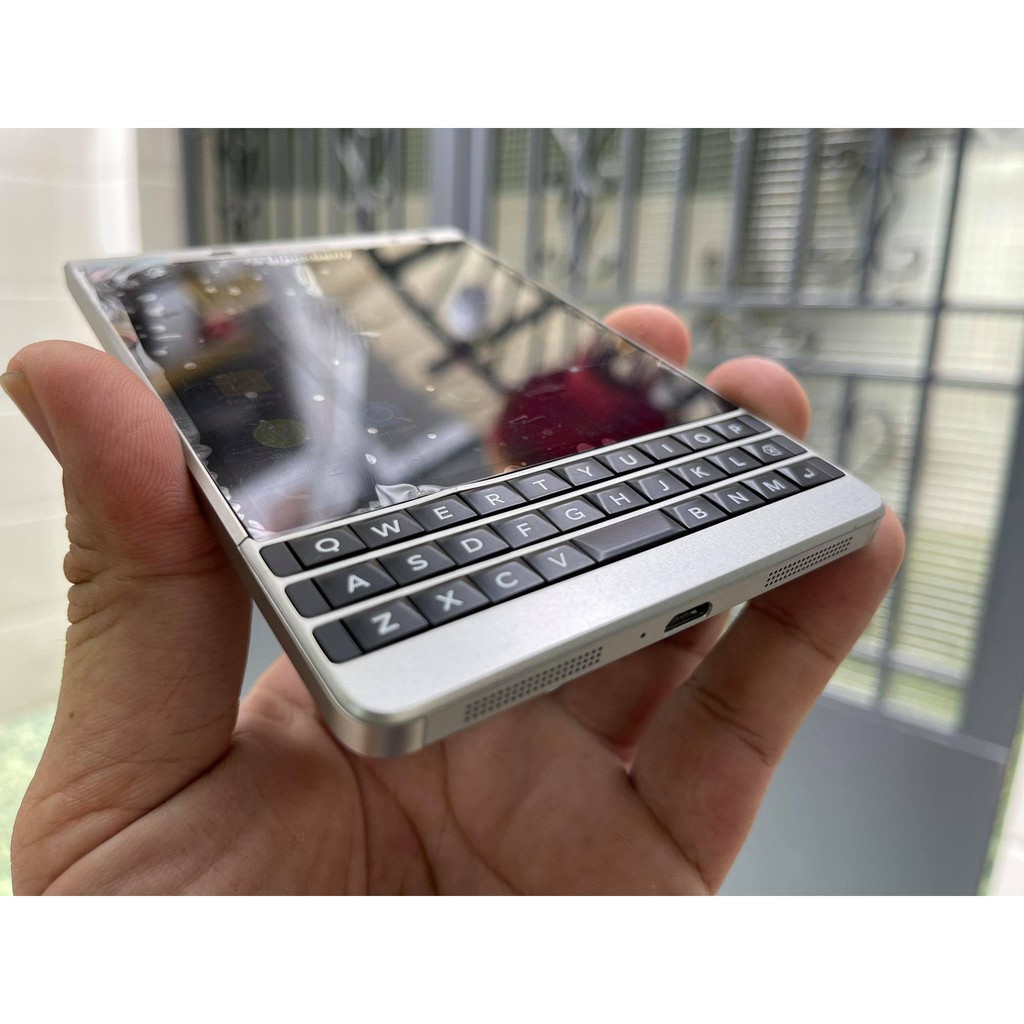 Điện thoại Blackberry Passport màu bạc