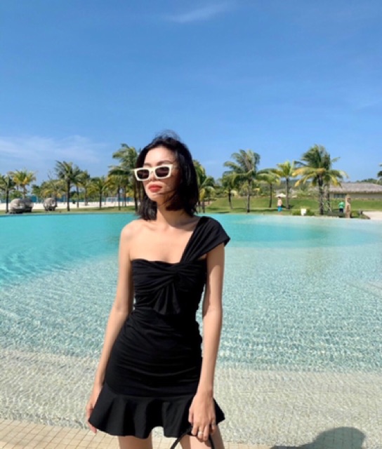 ĐẦM ĐEN ĐUÔI CÁ MỘT VAI