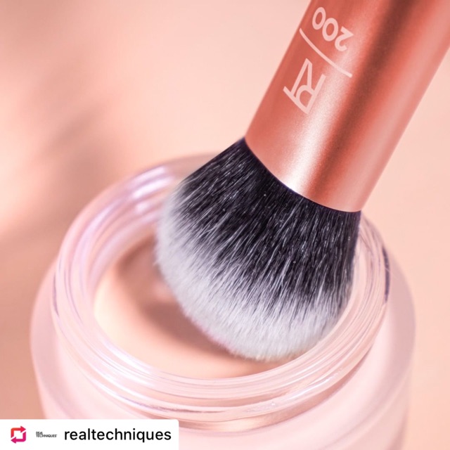 Cọ đánh kem nền Real Techniques Expert Face Brush chính hãng