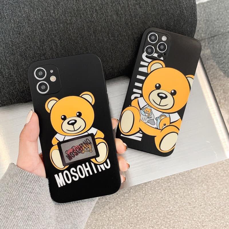 Ốp lưng iphone hình gấu moschino may mắn dẻo cạnh vuông bảo vệ camera 7plus/8plus/x/xs/xsmax/11/12/13/pro/promax