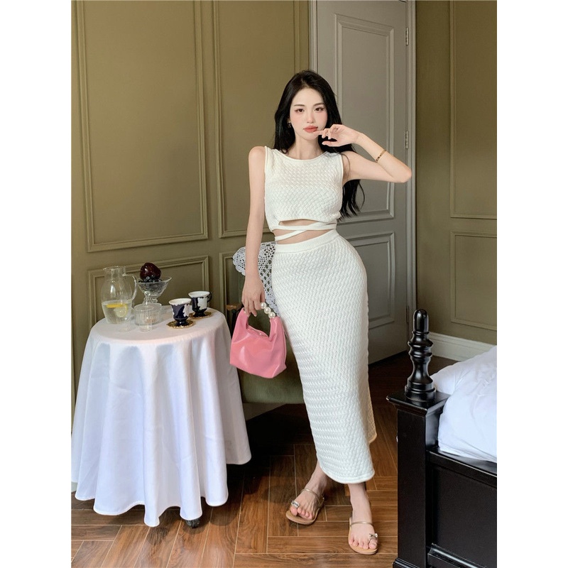Bộ đồ gồm áo lửng hai dây không tay và chân váy lưng cao thời trang mùa hè sang trọng dành cho nữ
