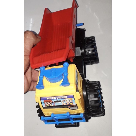 Một chiếc xe mô hình công trình bằng nhựa dài 20x14x12 cm