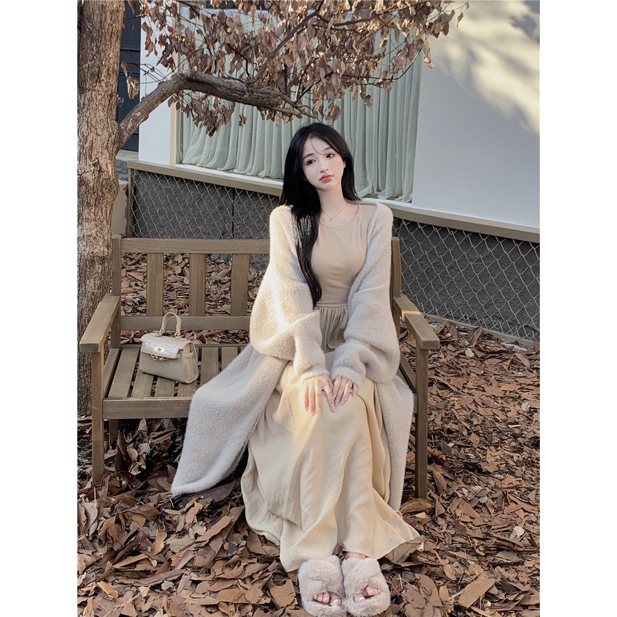 Áo khoác len cardigan dáng dài phối váy phong cách nữ sinh ngọt ngào đầu xu hướng thu đông 2022