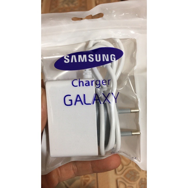 Củ sạc samsung liền dây đa năng,thêm 2 cổng Usb sạc nhanh 2.1A