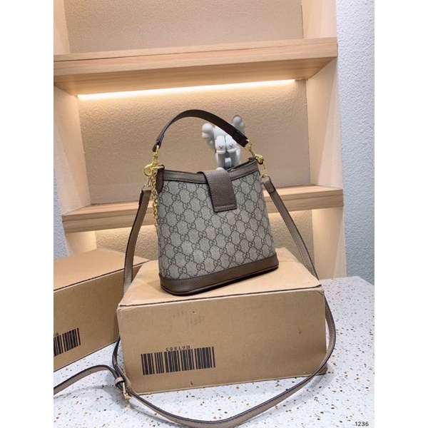 Gucci  QUAI LOGO SPSL FULLBOX 👉🏻Sz22cm  👉🏻da mềm,hàng 2 quai.  👉🏻1 mầu ,phụ kiện vàng  Giá  720k