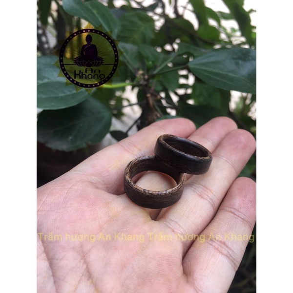 Nhẫn trầm sánh chìm bản nhỏ