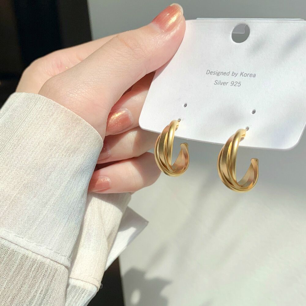 Khuyên tai bạc S925 màu vàng dạng vặn xoắn thời trang tinh tế