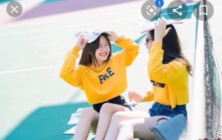 Áo croptop tay dài BAE vàng