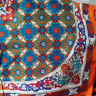 Khăn vuông đội đầu hoạ tiết