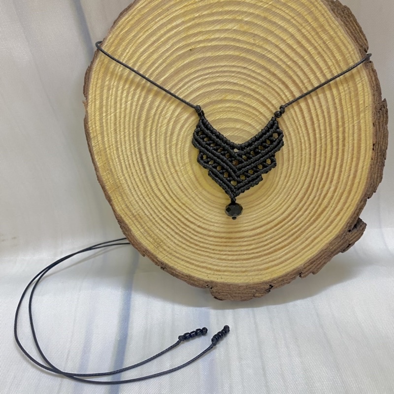 Simple macrame necklace with crystal - Dây đeo cổ thắt macrame treo pha lê đen