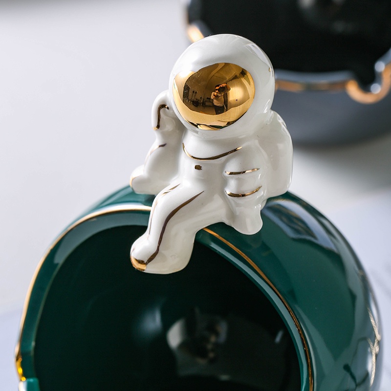 Gạt tàn thuốc để bàn hình phi hành gia hoạt hình sáng tạo