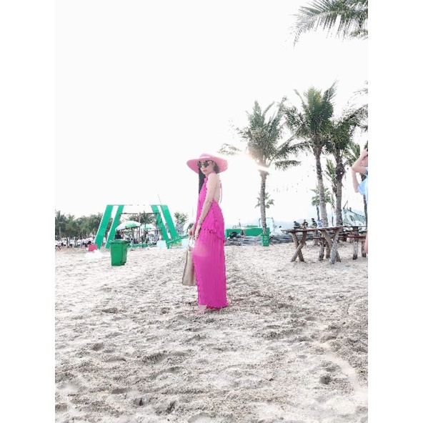 maxi hồng đi biển