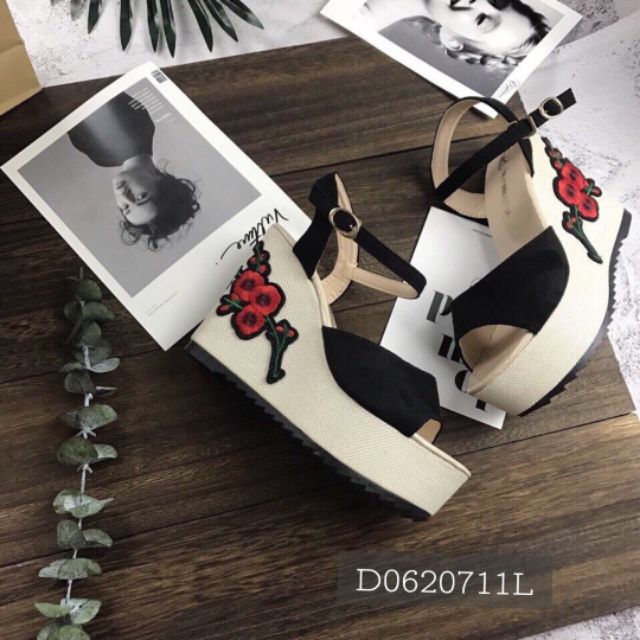 Giày sandal xuồng thêu hoa