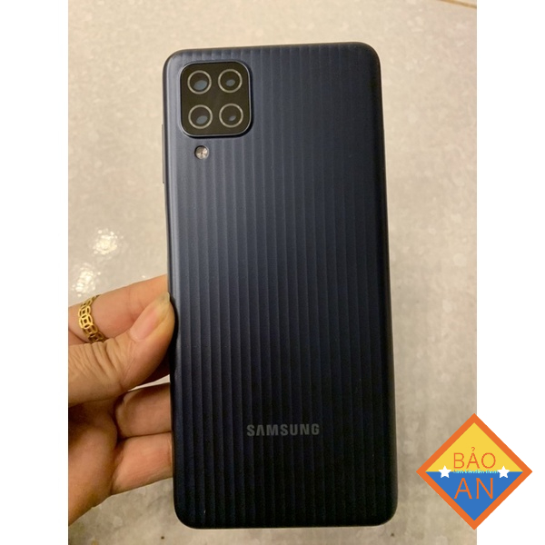 Bộ vỏ samsung M12 -zin ( gồn sườn,lưng,phím bấn,kính cam)