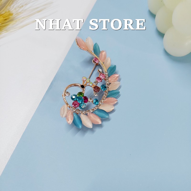 Ghim cài áo đính đá hình khổng tước, tag nơ cài nữ Nhat Store