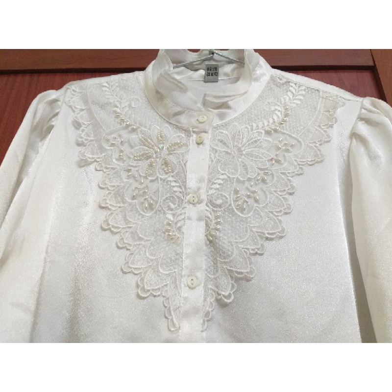 Áo sơmi trắng phối ren và hạt trai size S-M thanh lý