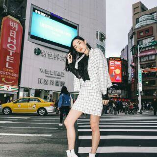 Chân váy caro sọc đen trắng