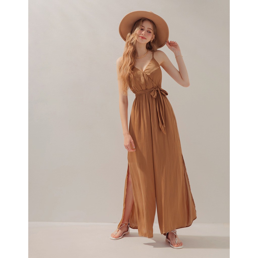 [Mã FAMALLT5 giảm 15% đơn 150k] Jumpsuit dài 2 dây cổ V xẻ bên nữ Air Space 2110128005