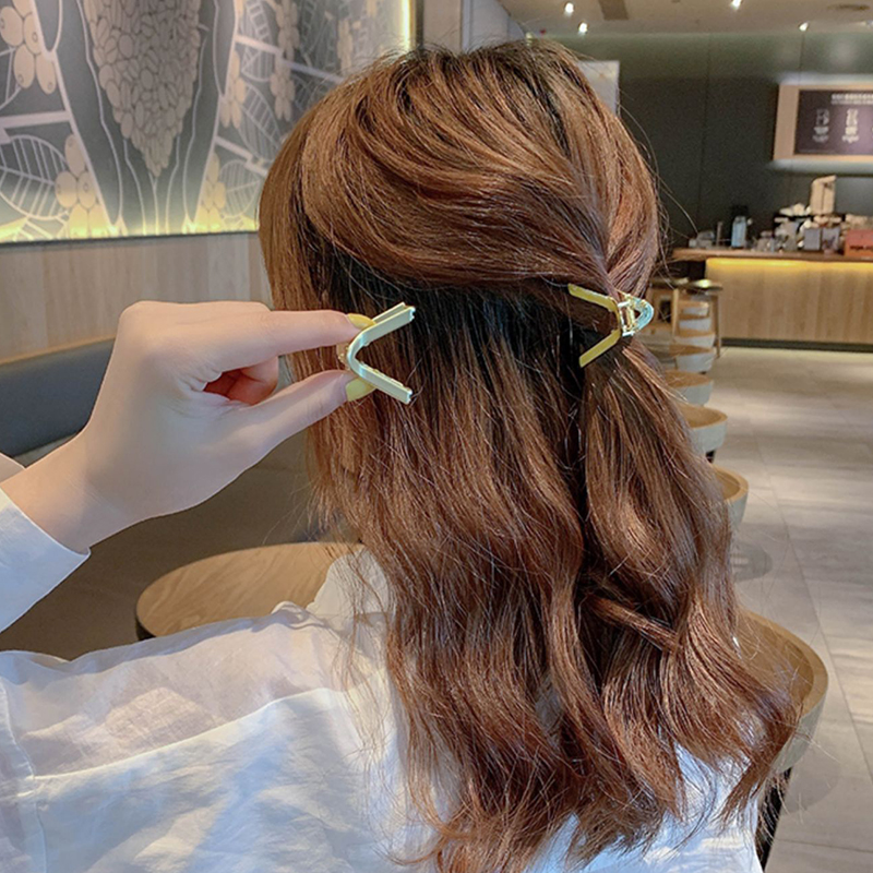 Kẹp càng cua bằng kim loại thiết kế hình học chữ V cho nữ