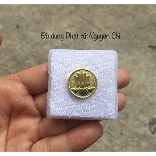 Huy hiệu hoa sen mạ vàng