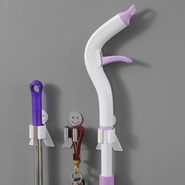 Móc treo chổi lau nhà không để lại dấu vết tiện dụng cho gia đình