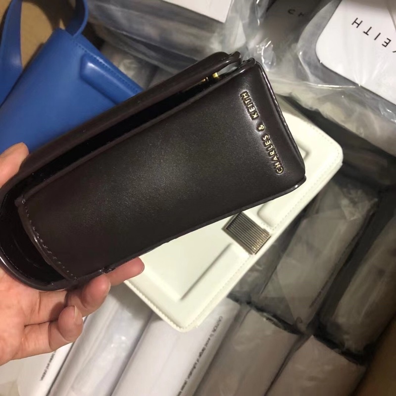 Túi pedr đeo chéo khoá vuông