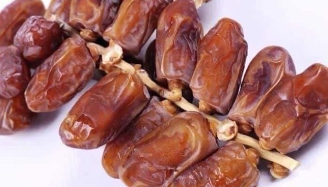 Chà là nguyên cành Deglet cực ngon