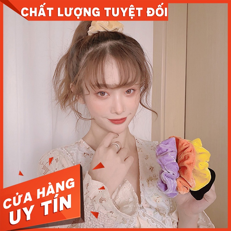 Cột tóc nhung mịn Đông về style Tiểu thư