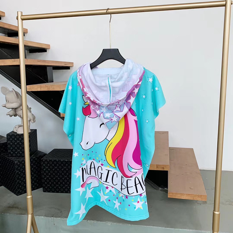 Khăn tắm dạng áo choàng có mũ trùm đầu cỡ 75*150cm hoạ tiết kỳ lân/cáp mật hoạt hình cho bé