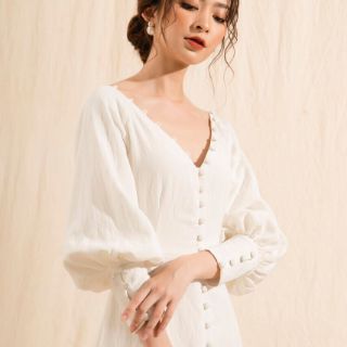 Đầm trắng nút bọc