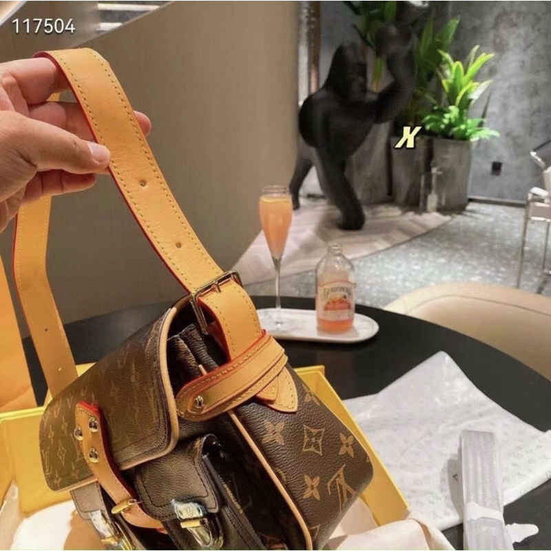 Túi đeo vai lệ vy