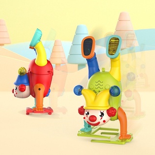 Chú hề nhào lộn, nhảy múa, phát nhạc siêu dễ thương