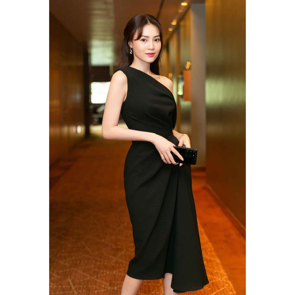 Đầm đen lệch vai đi dự tiệc sang trọng, thiết kế dáng xòe, xếp ly ở eo | BigBuy360 - bigbuy360.vn