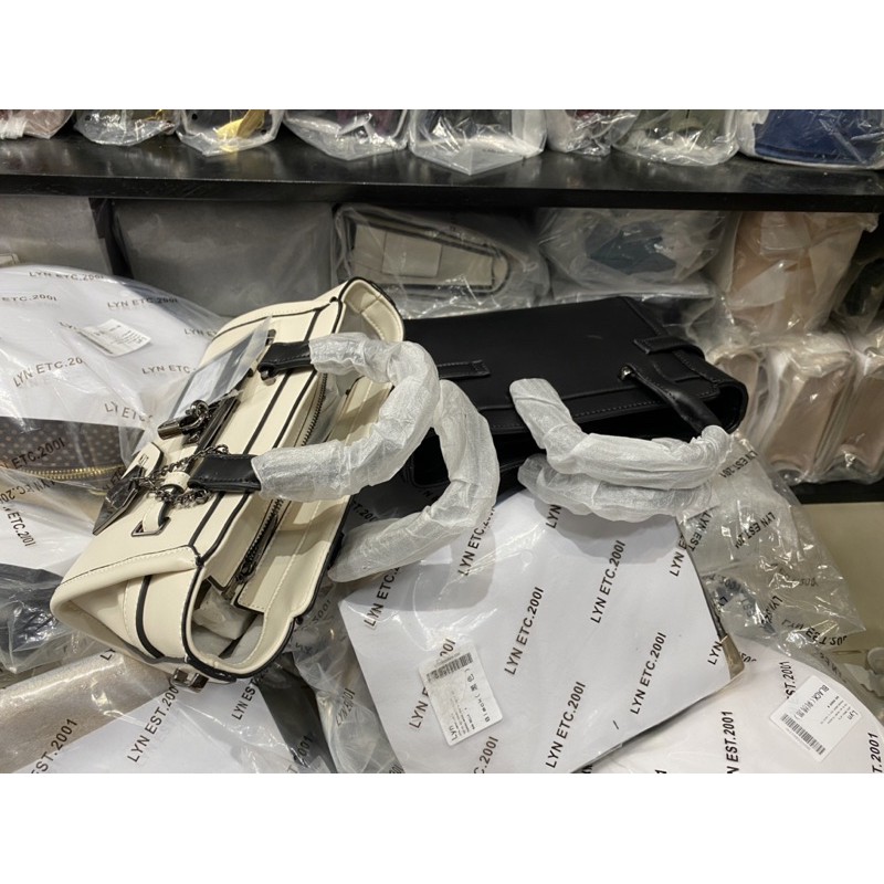 Túi Lyn tay cầm khoá 21.5*10*15