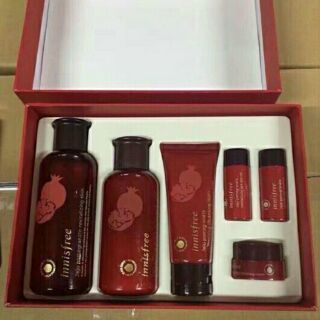 Bộ sản phẩm dưỡng căng sáng da từ lựu đỏ của Innisfree
