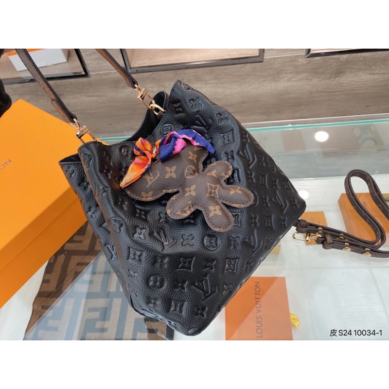 Túi xách nữ, túi hobo da thật cao cấp LV Louis Vuitton đi kèm móc khóa mini siêu xinh