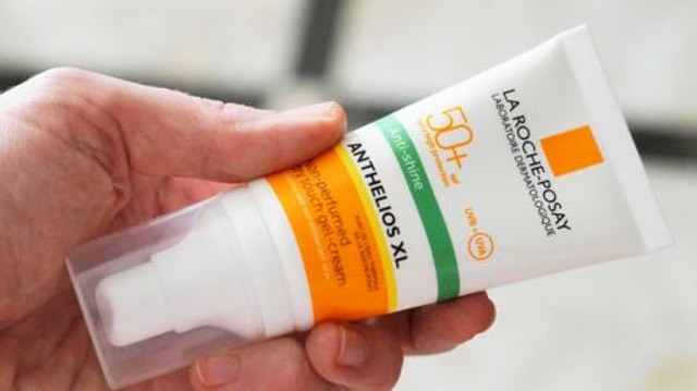 Kem chống nắng La Roche-Posay Anthelios Anti-Shine SPF50+ chống bóng dầu dành cho da nhờn.