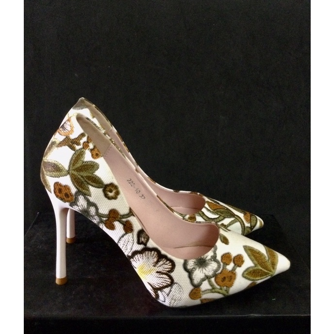 Giầy cao gót hoạ tiết hoa pass