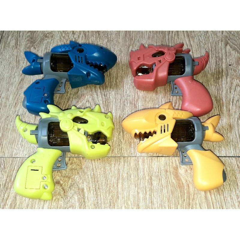 Một cái mô hình khủng long hoặc cá mập bằng nhựa có nhạc và đèn led rất đẹp có sẵn pin